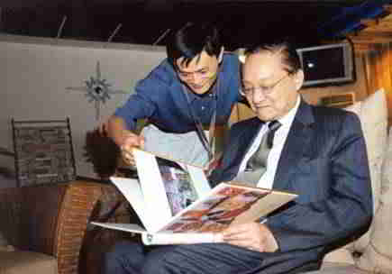 2000年，马云第一次在香港会见了金庸。 第2张